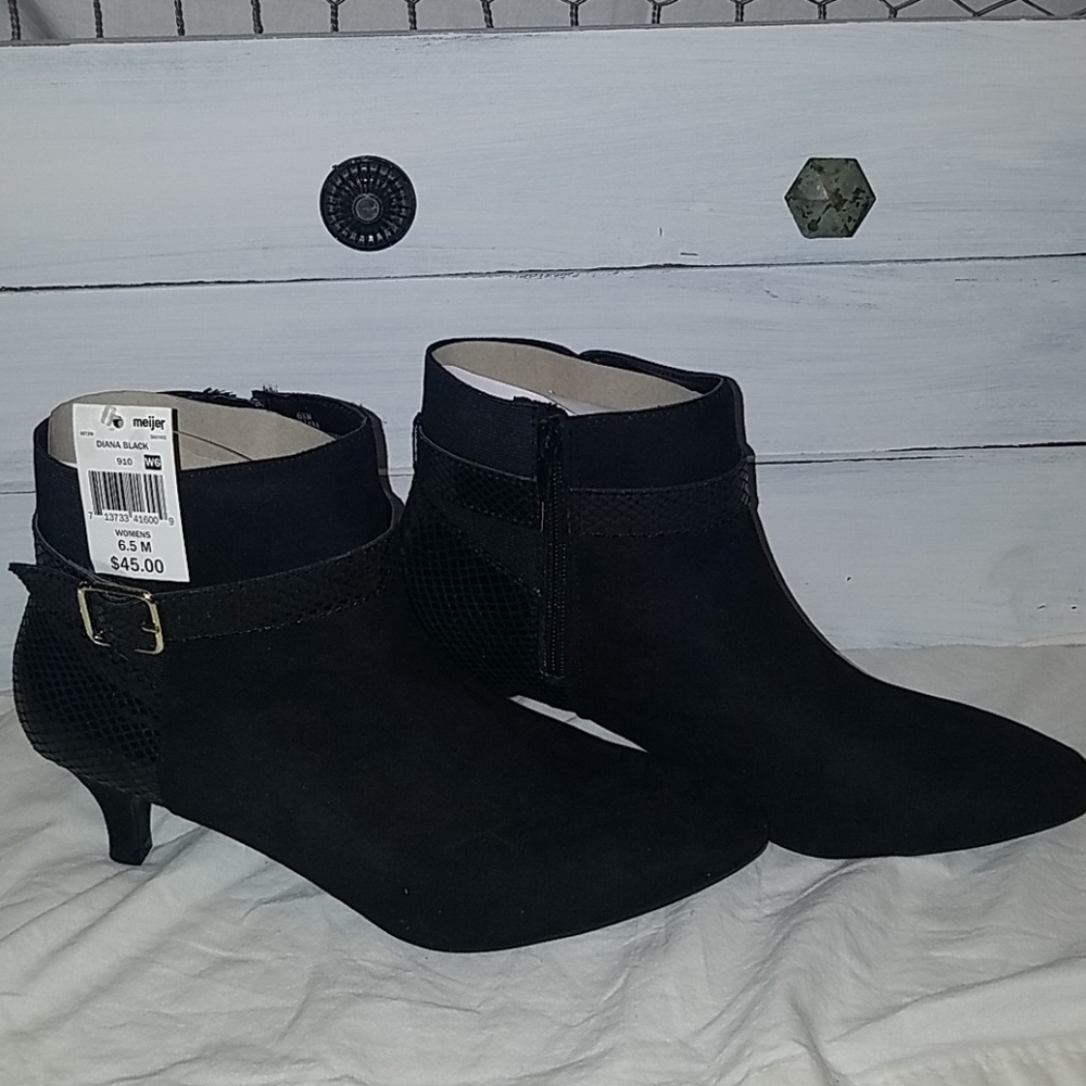 Woman's Black Fashion Boot